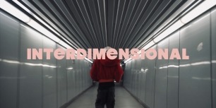 Dos jovenes se conocen en el metro de Barcelona; la historia se desarrolla entre dos realidades, mostrando el contraste entre el amor, la alegría, el juego y la nostalgia de lo que pudo haber sido.