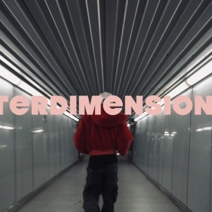 Dos jovenes se conocen en el metro de Barcelona; la historia se desarrolla entre dos realidades, mostrando el contraste entre el amor, la alegría, el juego y la nostalgia de lo que pudo haber sido. 