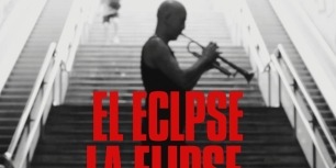 El 12 de agosto de 2026, una sombra atraviesa el sol y el cielo de España se oscurece. Ese mismo día, dos amigos se encuentran en una sala de ensayo y, antes de perseguir el eclipse, deciden eclipsar sonidos. Entre grabaciones, silencios y un viaje hacia la oscuridad, surge una pregunta: ¿qué es realmente un eclipse? Tal vez sea una sombra, o quizás una elipse: aquello que regresa al mismo lugar sin ser nunca exactamente lo mismo.