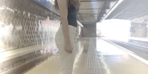 Fotograma del curtmetratge on es veu una noia esperant a la andana del metro.