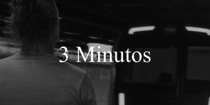 Hombre de pie en el andén mira como se aleja el metro, con el título del cortometraje sobrepuesto: "3 Minutos".