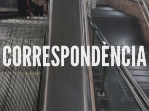 Dues escales del metro amb el títol del curt, «CORRESPONDÈNCIA», superposat al centre.