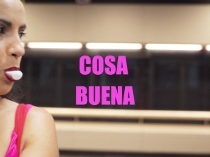Una jove amb un vestit rosa entra al metro fent una bombolla de xiclet, amb les portes a punt de tancar-se. El títol diu en rosa: «Cosa Buena».