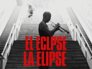 El 12 de agosto de 2026, una sombra atraviesa el sol y el cielo de España se oscurece. Ese mismo día, dos amigos se encuentran en una sala de ensayo y, antes de perseguir el eclipse, deciden eclipsar sonidos. Entre grabaciones, silencios y un viaje hacia la oscuridad, surge una pregunta: ¿qué es realmente un eclipse? Tal vez sea una sombra, o quizás una elipse: aquello que regresa al mismo lugar sin ser nunca exactamente lo mismo.