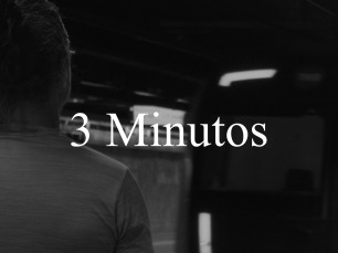 Hombre de pie en el andén mira como se aleja el metro, con el título del cortometraje sobrepuesto: "3 Minutos".